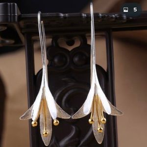Silver tone flower dangle earrings Lily NEW